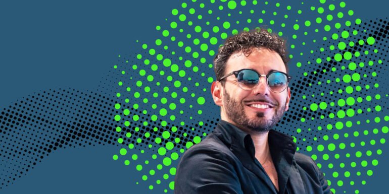 emanuele canu oltre il microfono su radio coros